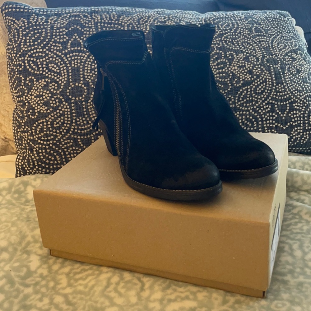 NWT Taos Dillie black suede boots Size 41 (U.S. 10 - 10.5)